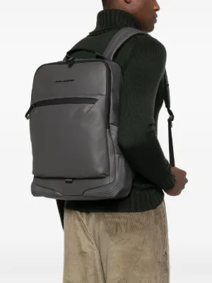 Scopri la nuova collezione di borse PIQUADRO per uomo su FARFETCH