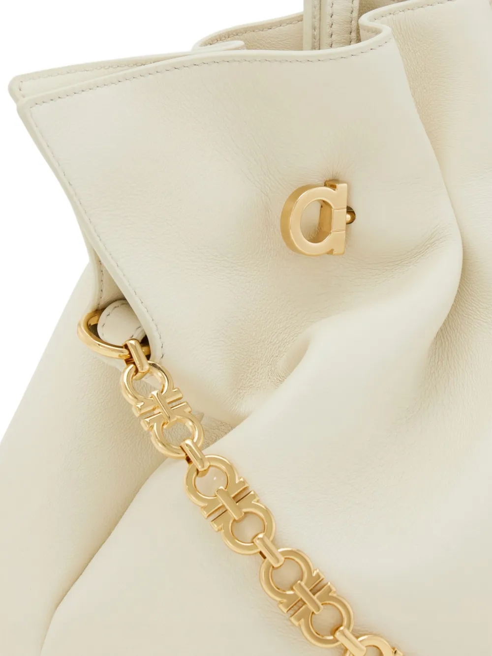 Ferragamo Medium gesmockte schoudertas met Gancini-speld Beige