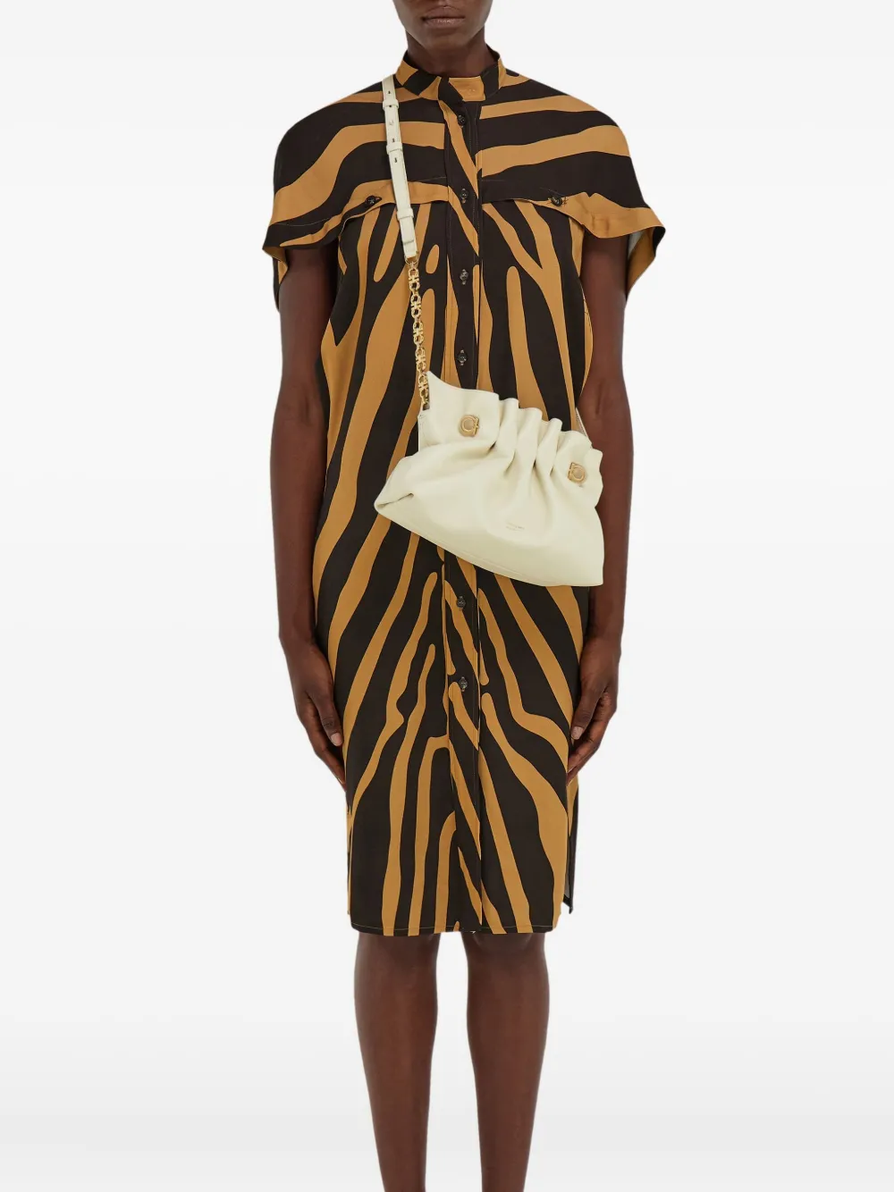 Ferragamo Medium gesmockte schoudertas met Gancini-speld - Beige