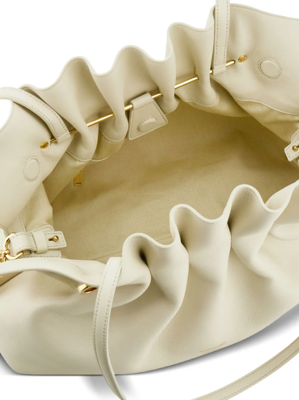 Ferragamo Medium gesmockte schoudertas met Gancini-speld Beige