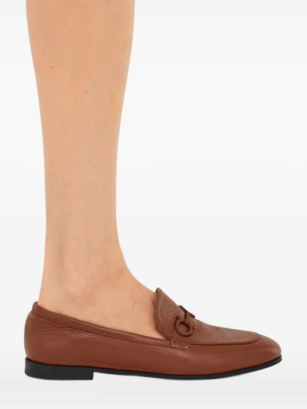 Ferragamo Gancini loafers met gesp Bruin