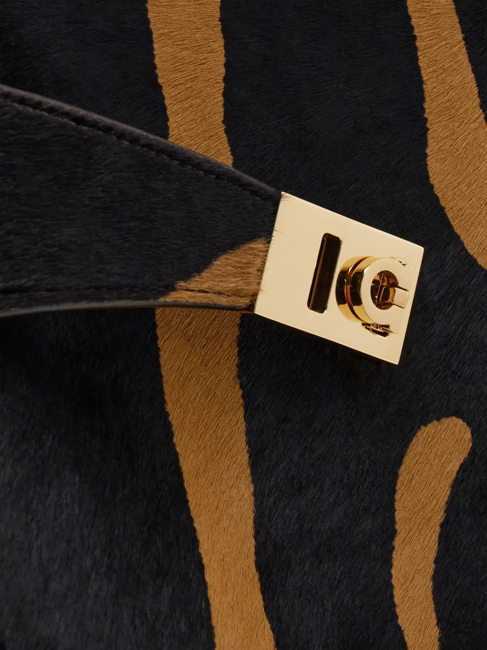 Ferragamo Soft Hug schoudertas met zebraprint en gesp Zwart