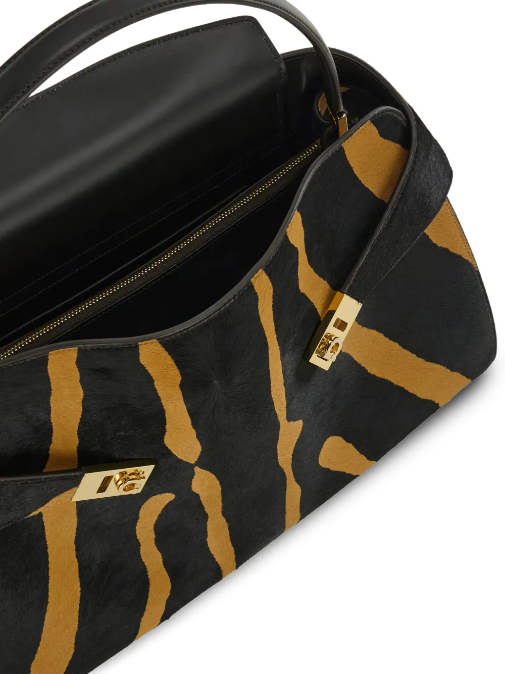 Ferragamo Soft Hug schoudertas met zebraprint en gesp Zwart