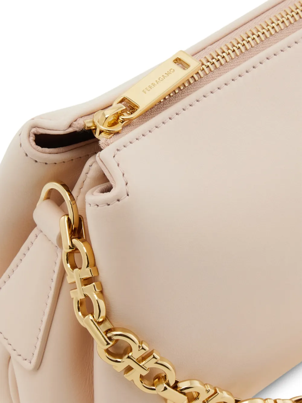 Ferragamo Mini-tas met kettingband en logo-reliëf Beige