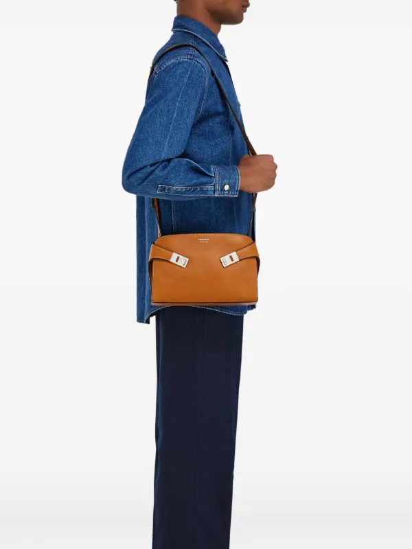Ferragamo レザー メッセンジャーバッグ Ferragamo Hug メッセンジャーバッグ S | ブラウン | FARFETCH JP