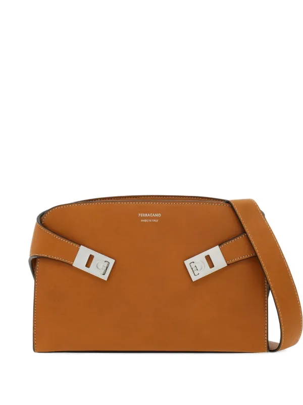 Ferragamo レザー メッセンジャーバッグ Ferragamo Hug メッセンジャーバッグ S | ブラウン | FARFETCH JP