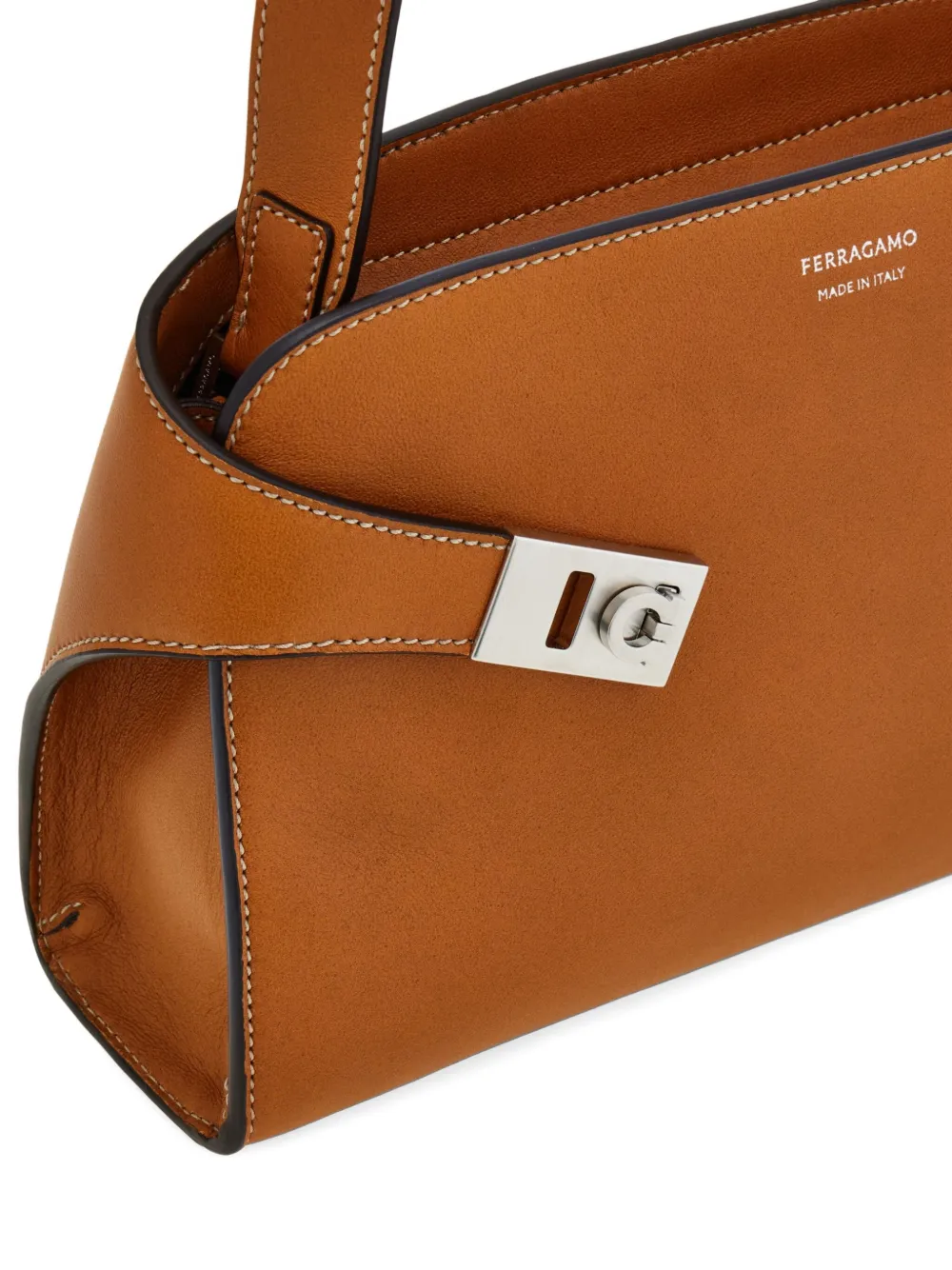 Ferragamo Hug メッセンジャーバッグ S | ブラウン | FARFETCH JP