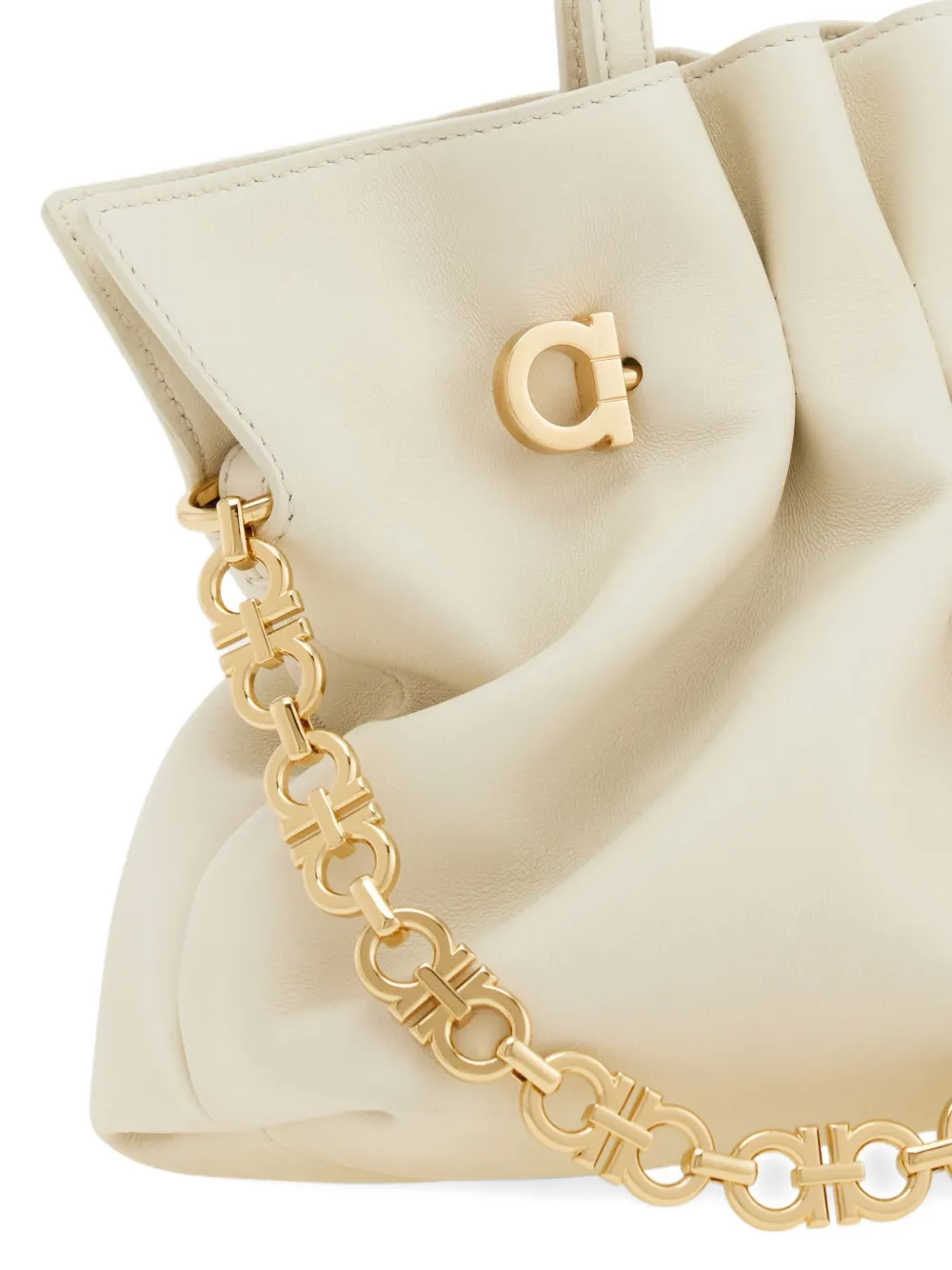 Ferragamo Soft kleine schoudertas met gesmockt effect Beige