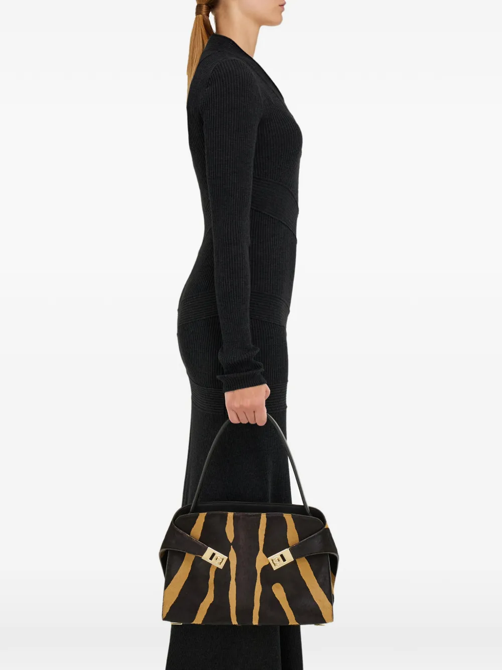 Ferragamo Hug medium zachte tweekleurige schoudertas Zwart
