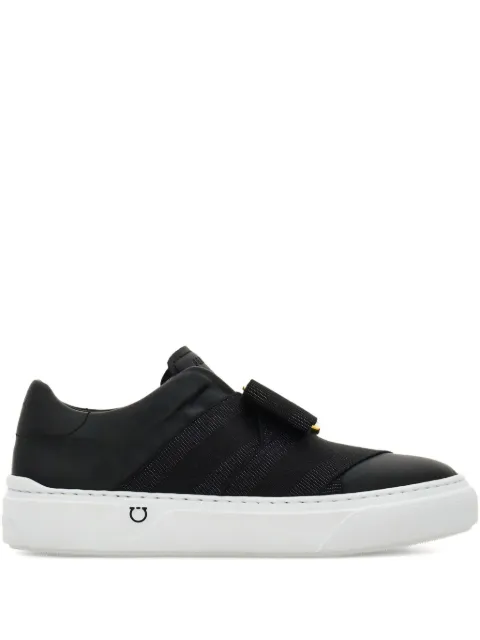 Ferragamo tenis slip on con detalle de moño largo