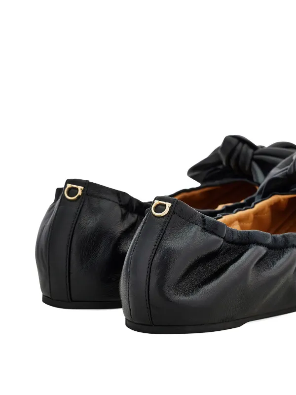 フェラガモ　黒リボン付きフラットシューズ Ferragamo リボン フラットシューズ | ブラック | FARFETCH JP