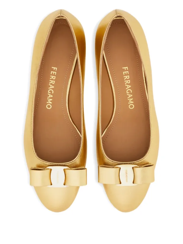 Ferragamo ヴァラリボン 30mm パンプス | ゴールドトーン | FARFETCH JP