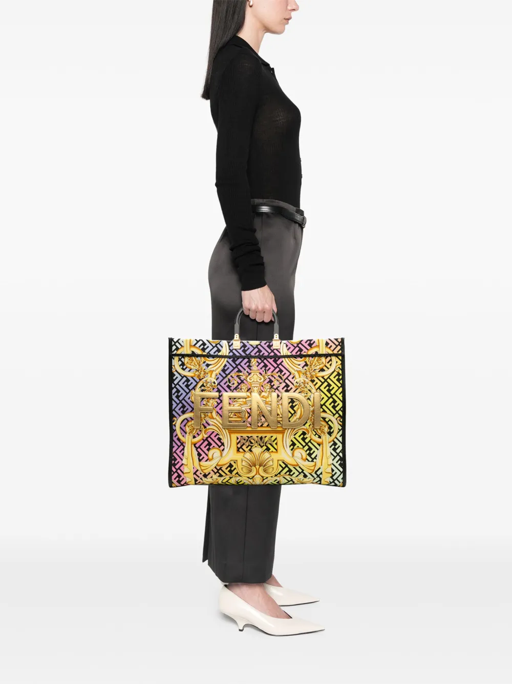 Fendi Pre-Owned شنطة عملية 'فيرساتشي فندانس سانشاين شوبر XL' كانفا بشعار الماركة 2010-2025 | كلاسيكيات | Image 2
