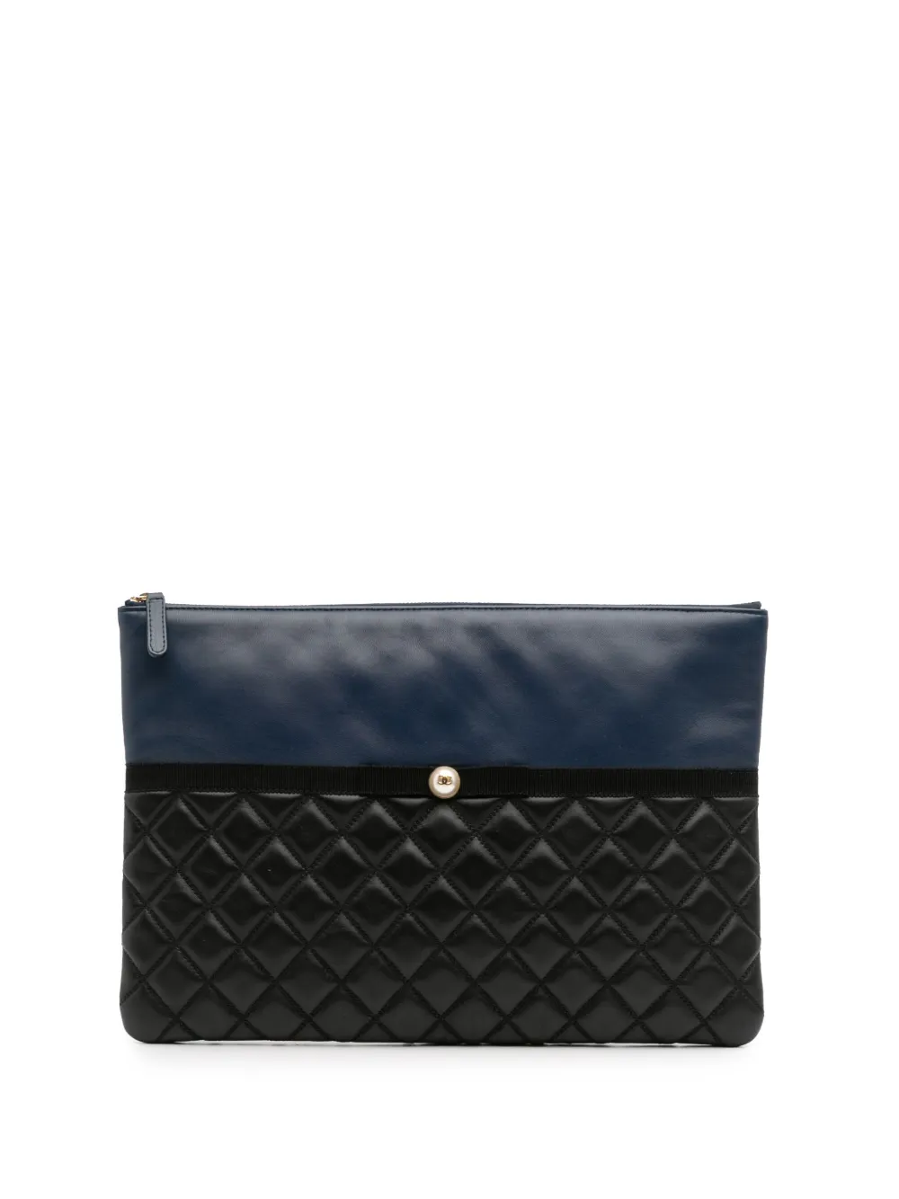 CHANEL Pre-Owned 2016-2017 ラージ バイカラーマトラッセレザー パール O ケース クラッチバッグ - ブルー CHANEL Pre-Owned 2016-2017 ラージ バイカラーマトラッセレザー パール O ケース クラッチバッグ - ブルー