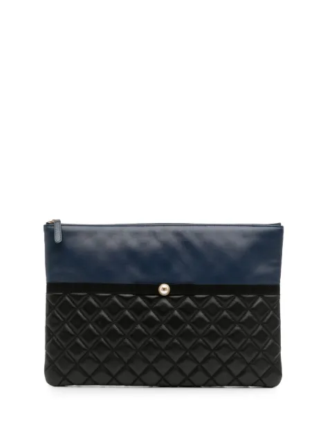 CHANEL Pre-Owned 2016-2017 Large Bicolor Quilted Leather Pearl O Case clutch bag