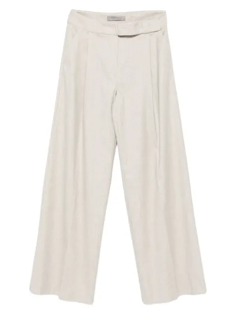 D.Exterior pleated trousers