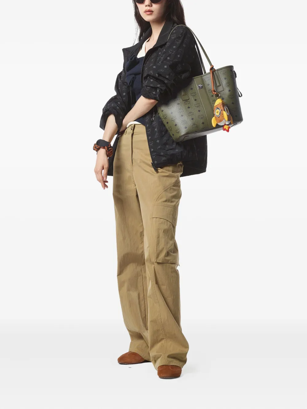 MCM small Liz logo-print tote bag | Men | Image 2
