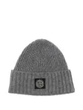 Stone Island Junior ribbed logo-patch beanie - Grey