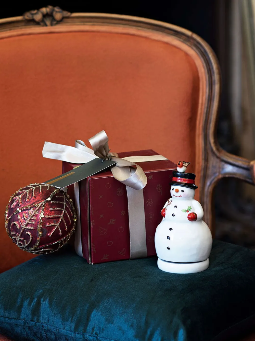 Villeroy & Boch Nostalgic Melody Christmas figurine (15cm x 8cm) | Decorative Accessories | Image 2