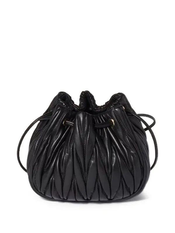 ミュウミュウ　Nappa leather pouch ブラック Miu Miu Matelassé Nappa Leather Pouch | Black | FARFETCH