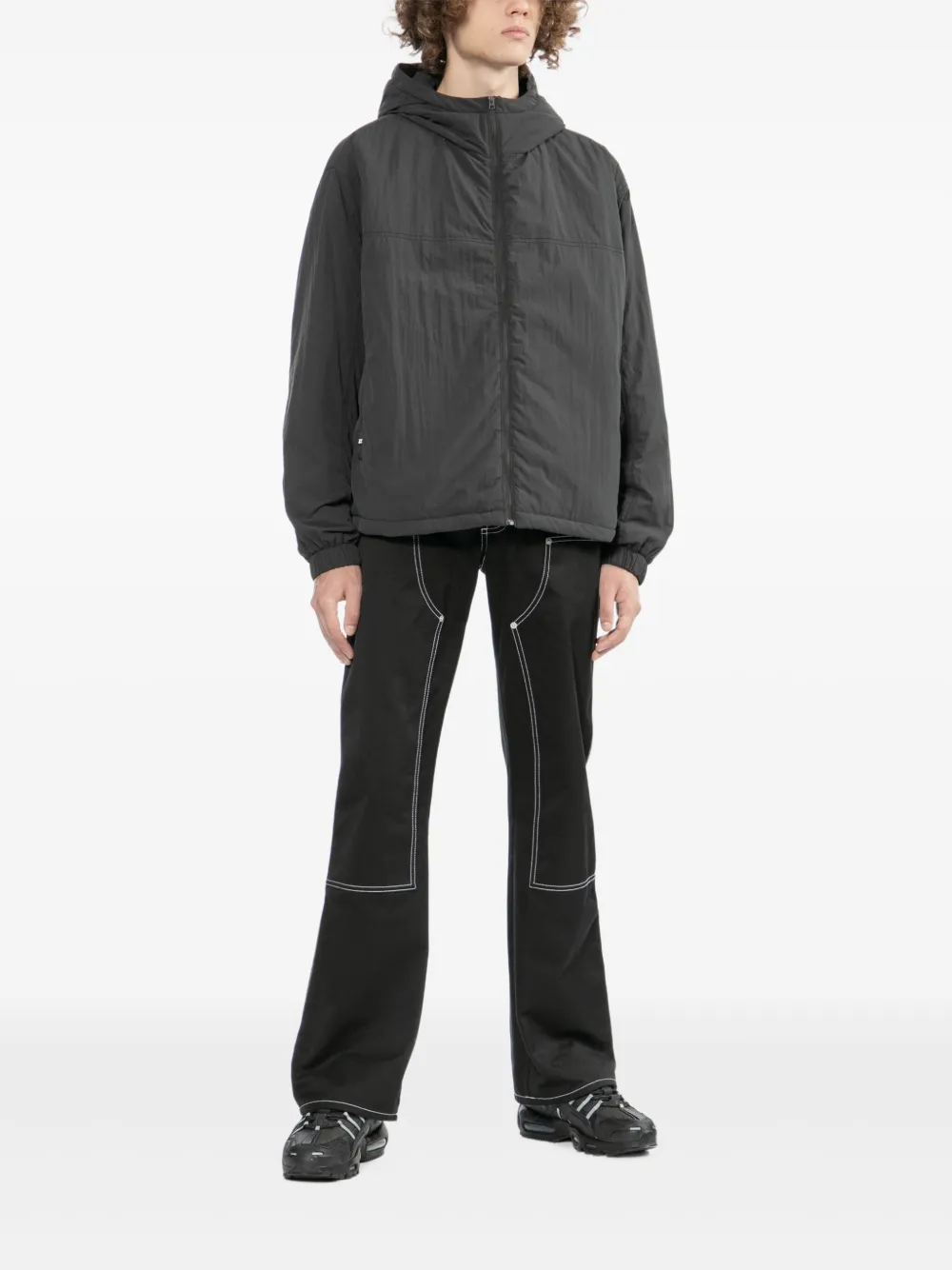 izzue chamarra con parche del logo | Chamarras con plumón y capitonadas | Image 2