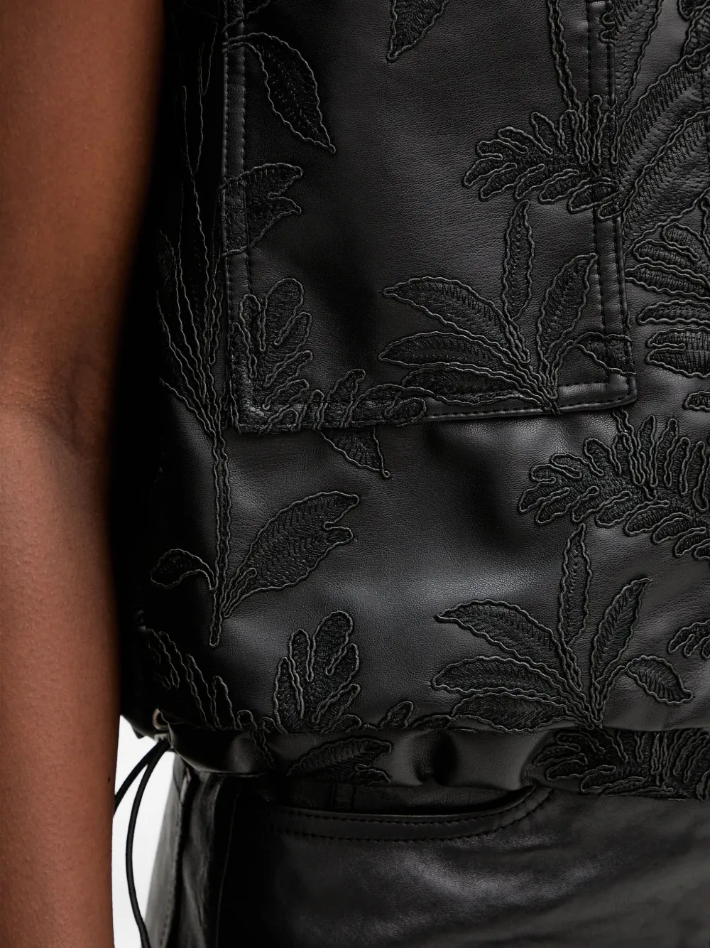 Guess Usa Floral-embroidery Gilet In Black