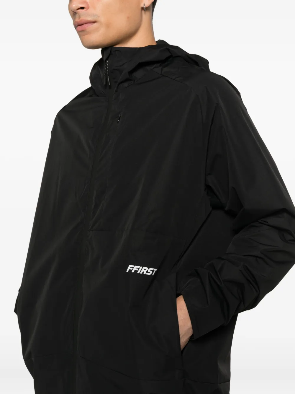 Family First Performance jack met capuchon en rits Zwart