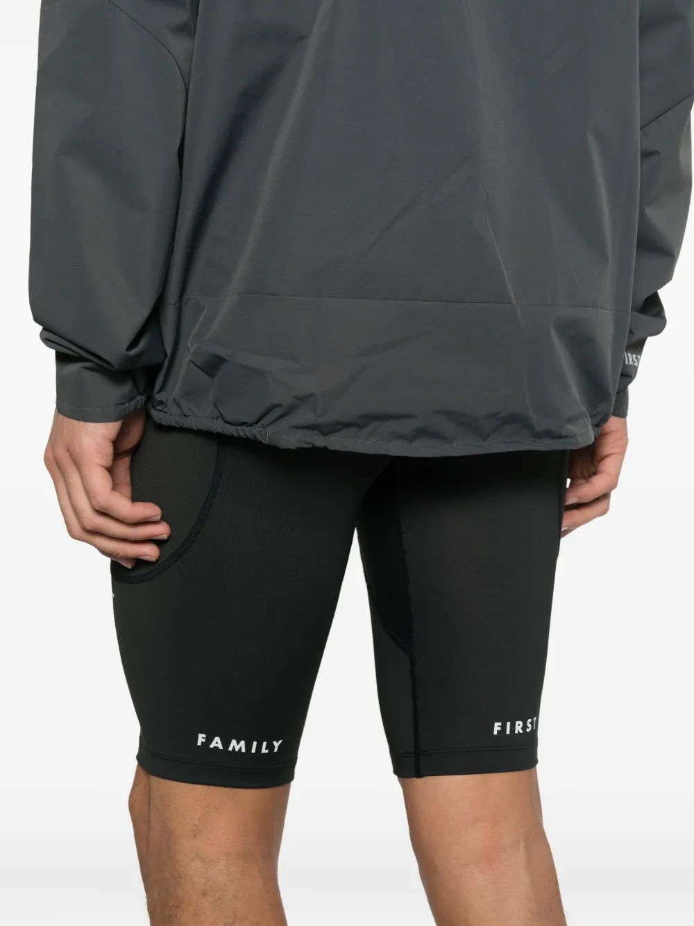 Family First Trainingsshorts met zak Zwart