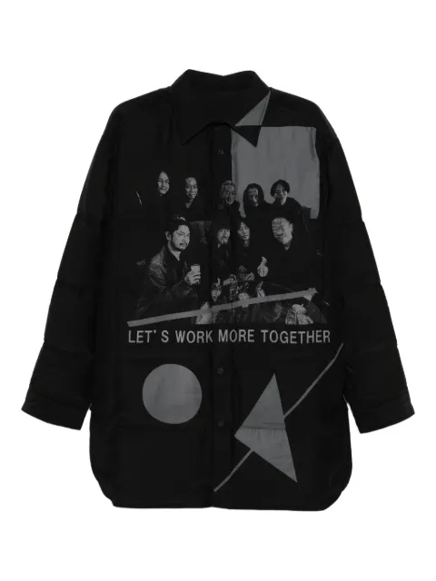 Yohji Yamamoto chamara capitonada con estampado gráfico