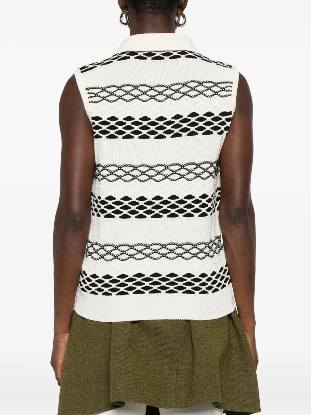 spread-collar pattern top