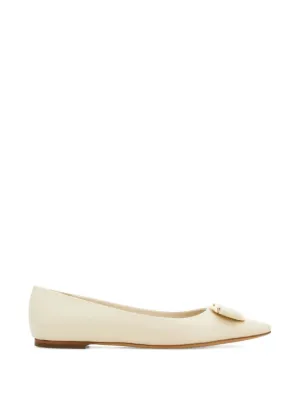 Ferragamo ニュー ヴァラ フラットシューズ | ニュートラル | FARFETCH JP