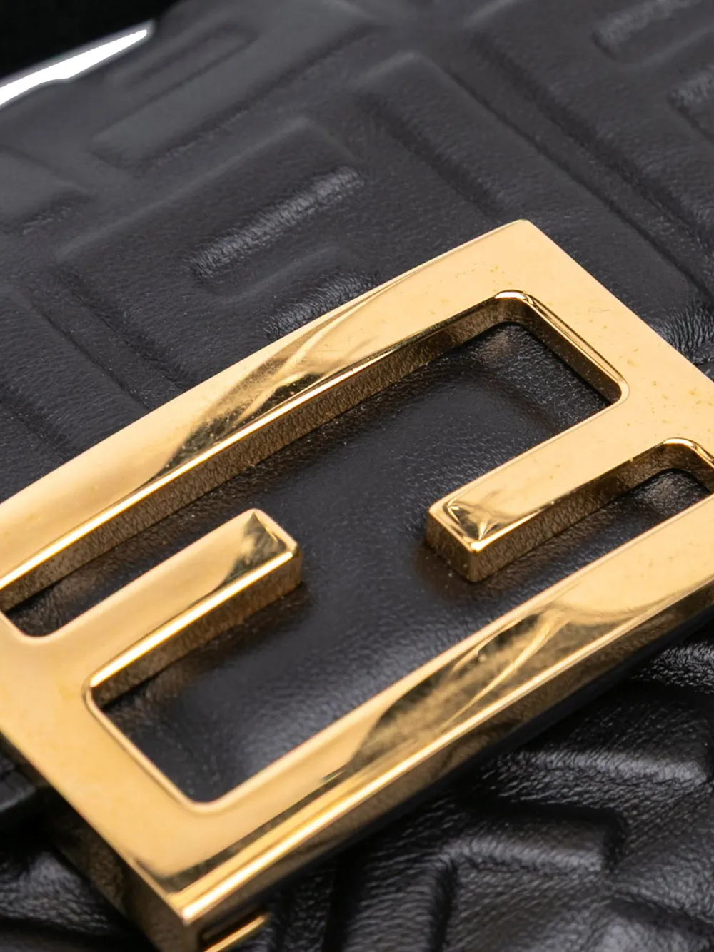 t36【美品】フェンディ　ズッカ　エンボス　ブラック　レザー　ボディバッグ Fendi Pre-Owned 2000-2025 ズッカ エンボスレザー バゲット フォン