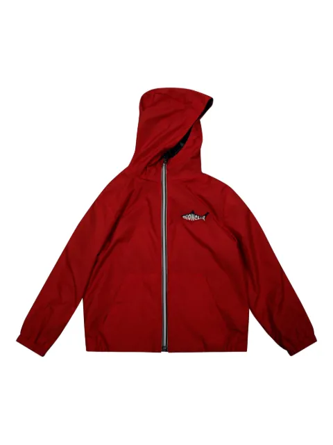 Moncler Enfant معطف مطر بأبليكة شعار الماركة