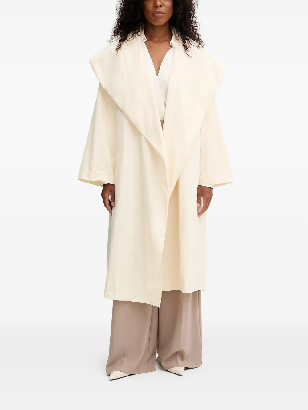 Liviana Conti Owen jas met sjaalkraag en ceintuur Beige