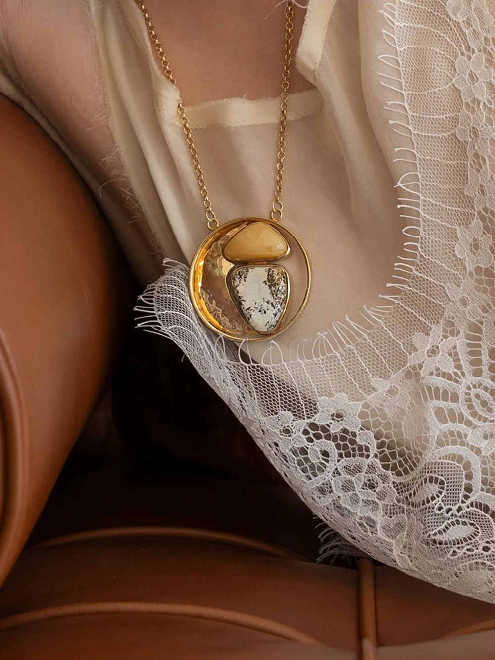 OBSIDIAN collar con dije redondo | Image 2