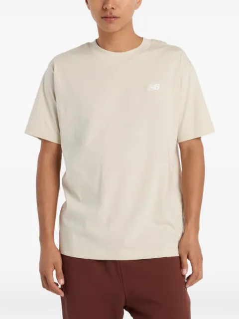 New Balance playera con logo bordado