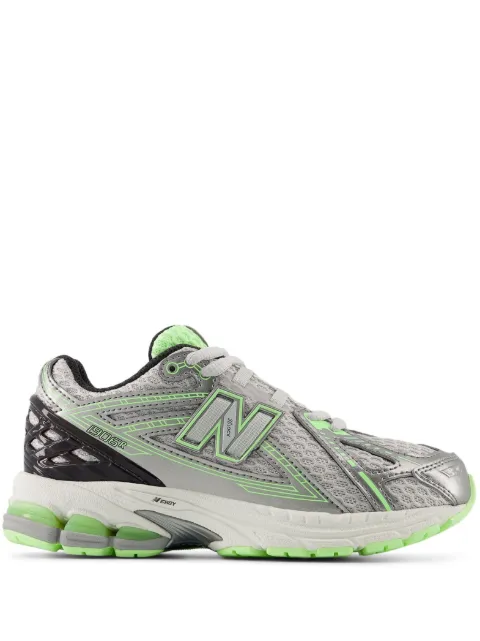 New Balance Kids tenis 1906 con paneles metalizados