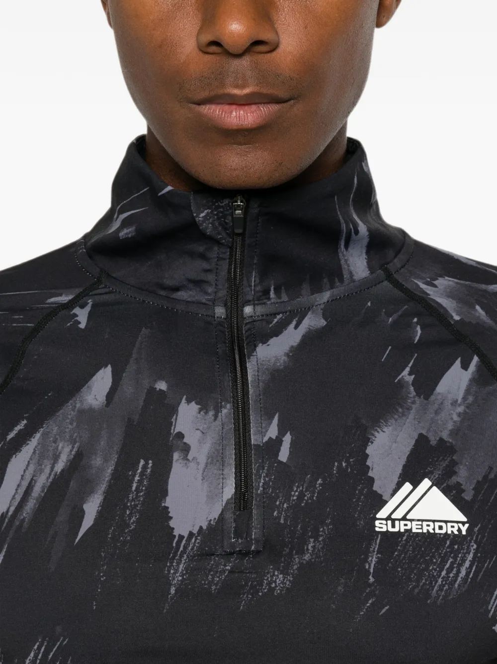 Superdry T-shirt met ritssluiting en brush-camouflageprint Zwart