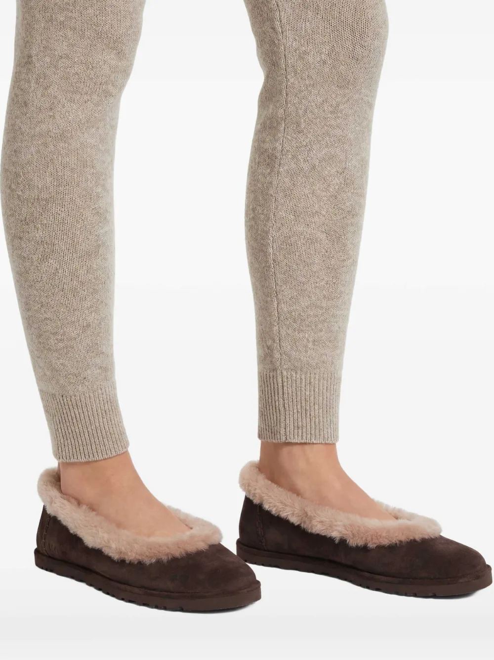 UGG Zora スエード フラットシューズ | ブラウン | FARFETCH JP