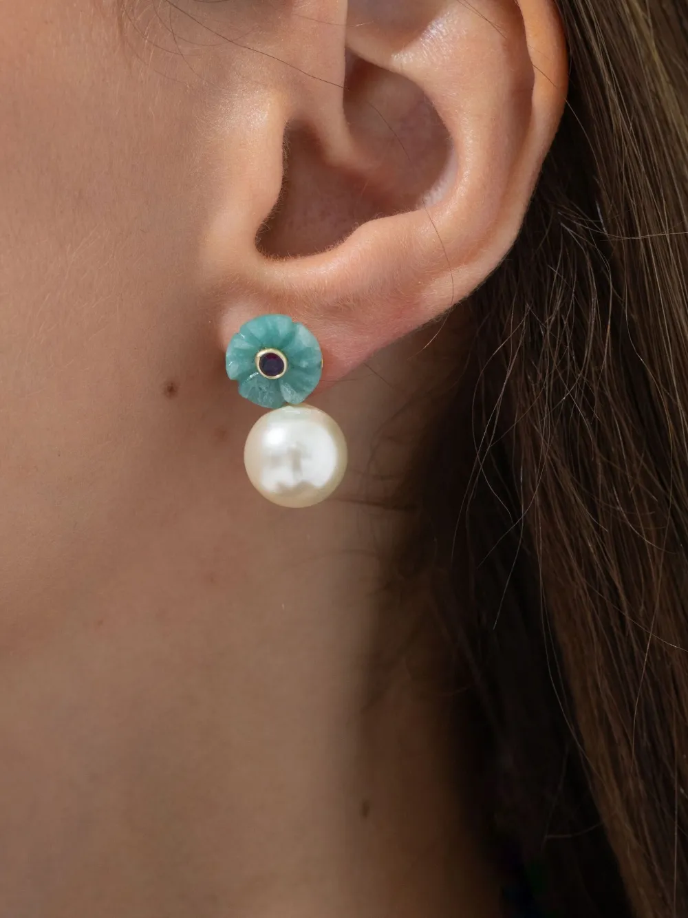 Jennifer Behr Libby oorbellen met bloemdetail - Wit