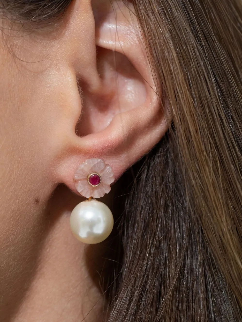 Jennifer Behr Libby oorbellen met bloemdetail - Roze