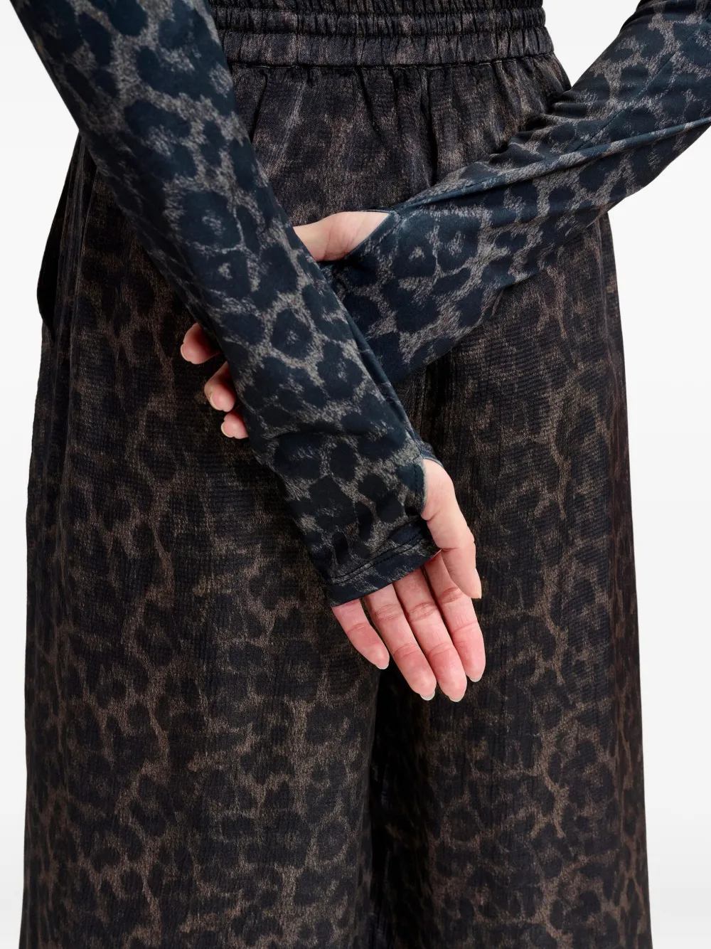 Essentiel Antwerp Isperenza Leopard-print Thumb-hole T-shirt In Black