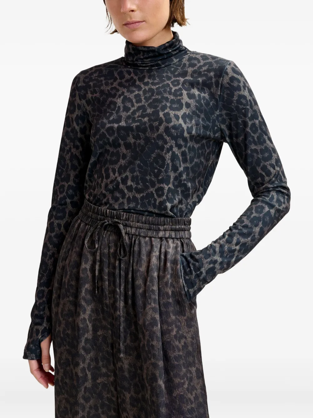 Essentiel Antwerp Isperenza Leopard-print Thumb-hole T-shirt In Black