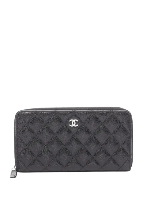 CHANEL Pre-Owned cartera Zip Around Wallet de piel caviar capitonada con logo CC 2021-2025