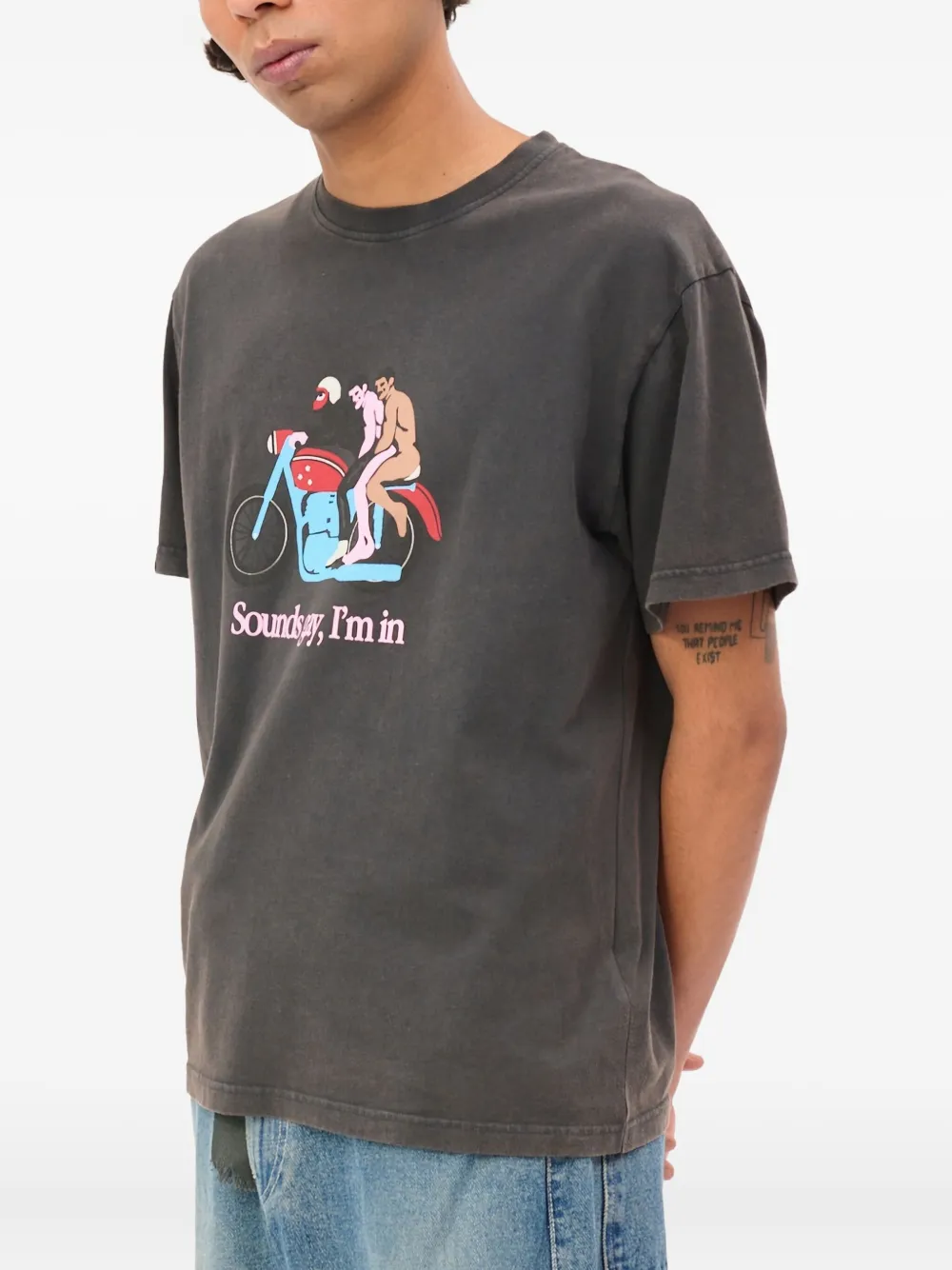 CARNE BOLLENTE Sounds Gay Grafisch T-shirt Grijs
