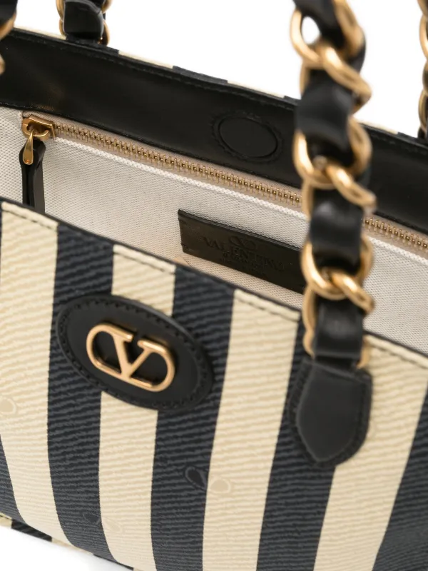 VALENTINO GARAVANI Vロゴ ショルダーバッグ Valentino Garavani Vロゴ ショルダーバッグ | ブラック | FARFETCH JP