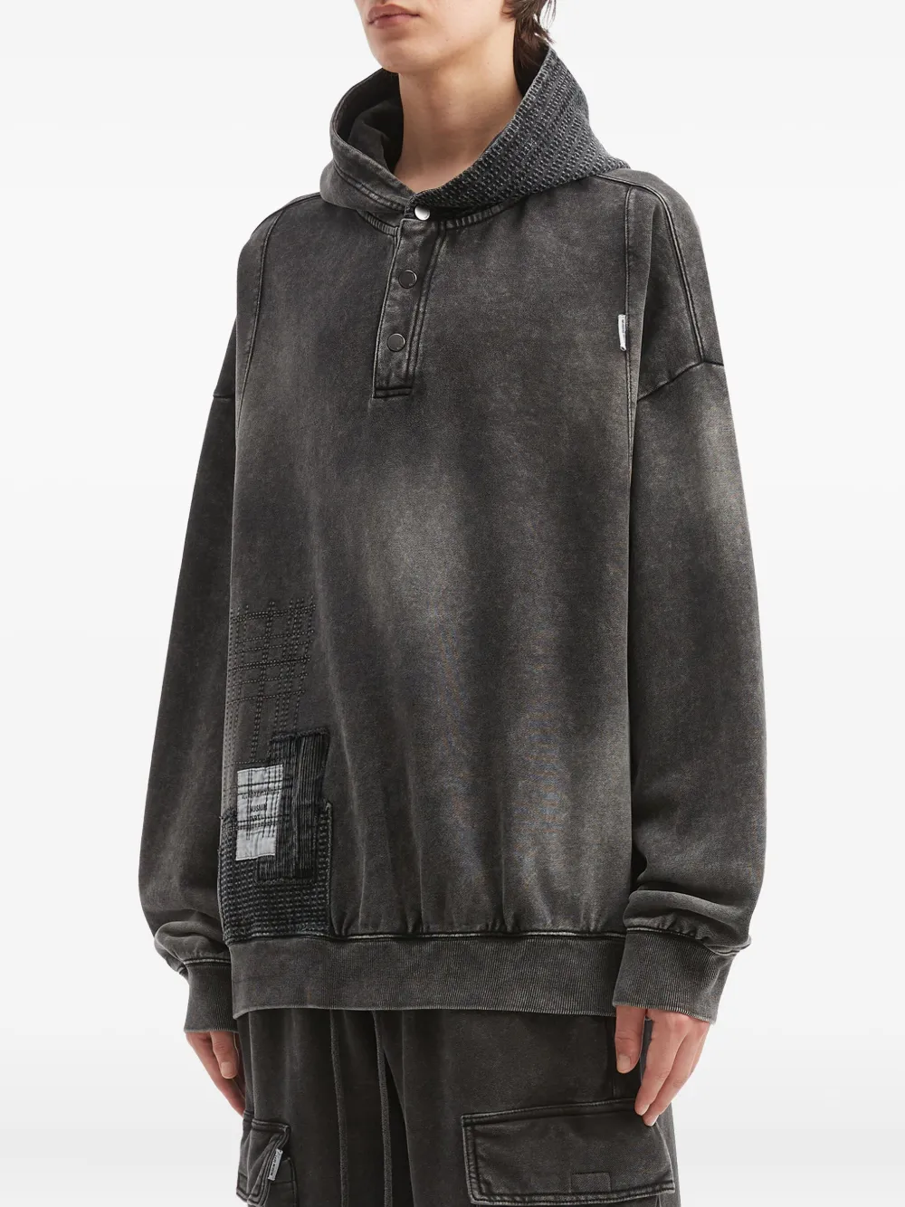 Musium Div. Hoodie met knoop-applicatie Zwart