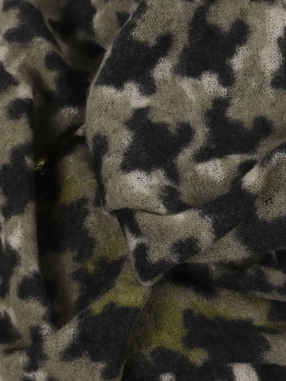 Mala Alisha camouflage-print fringed scarf - Zwart