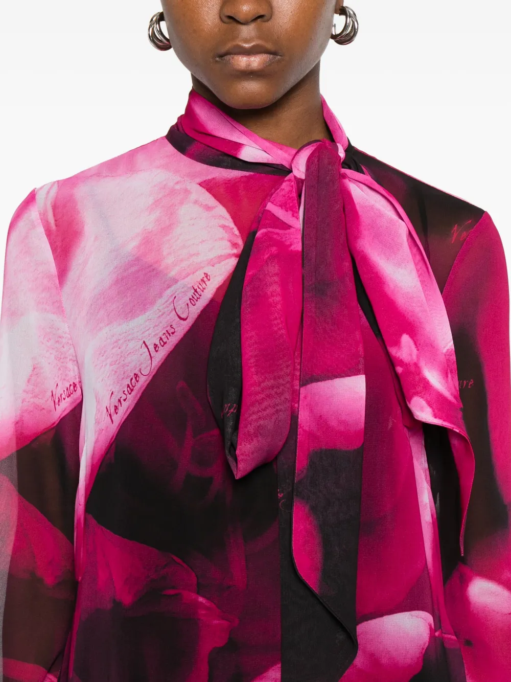 Versace Jeans Couture Blouse met gestrikte hals en print Roze