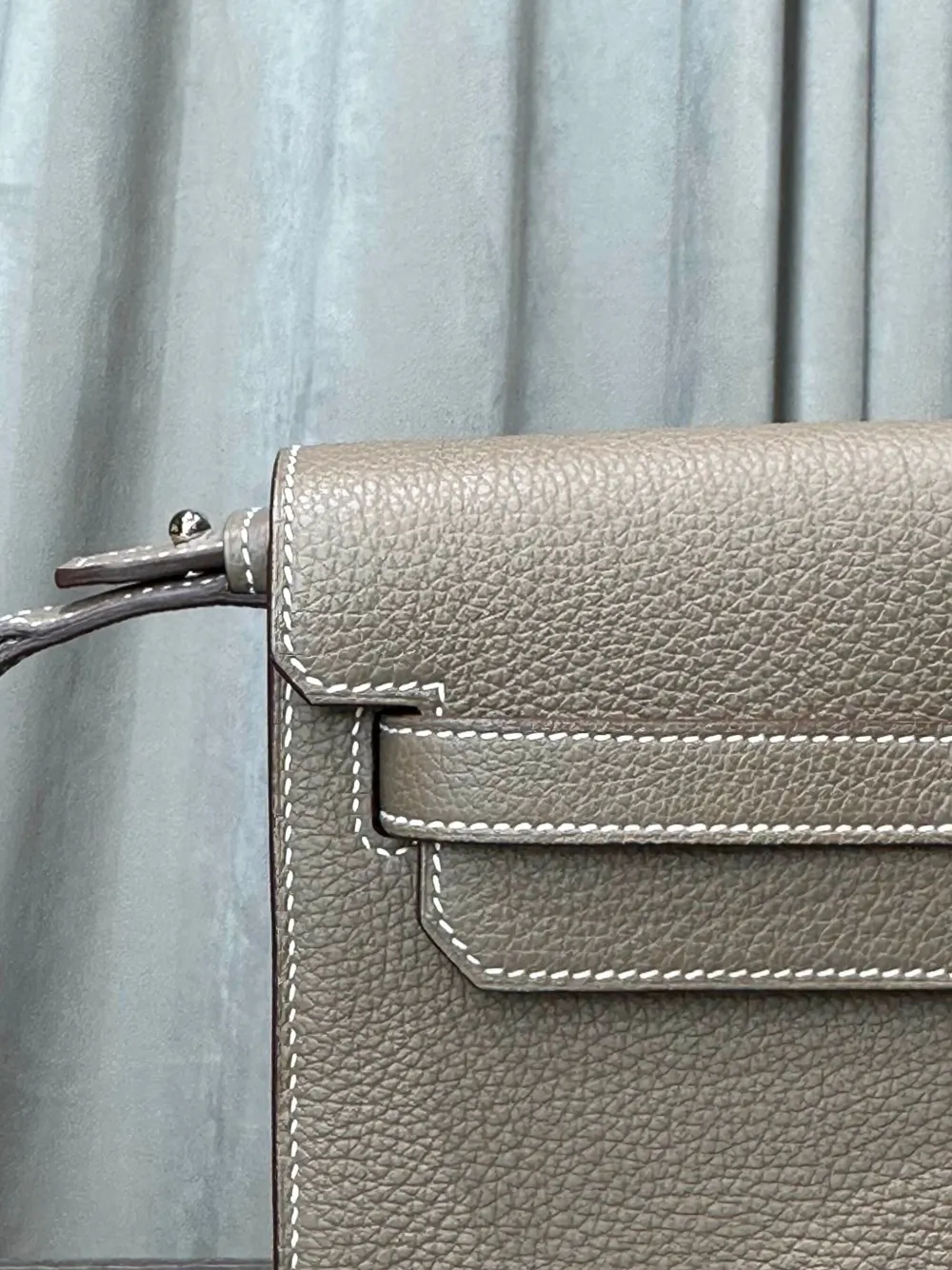 Pre-owned Hermes 2024 Kelly Depeches 25 Clutch Bag In Neutral